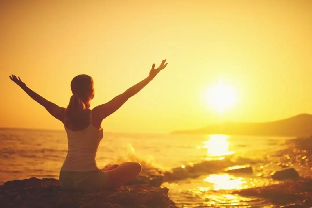 Vrouw-Geel-Zon-home